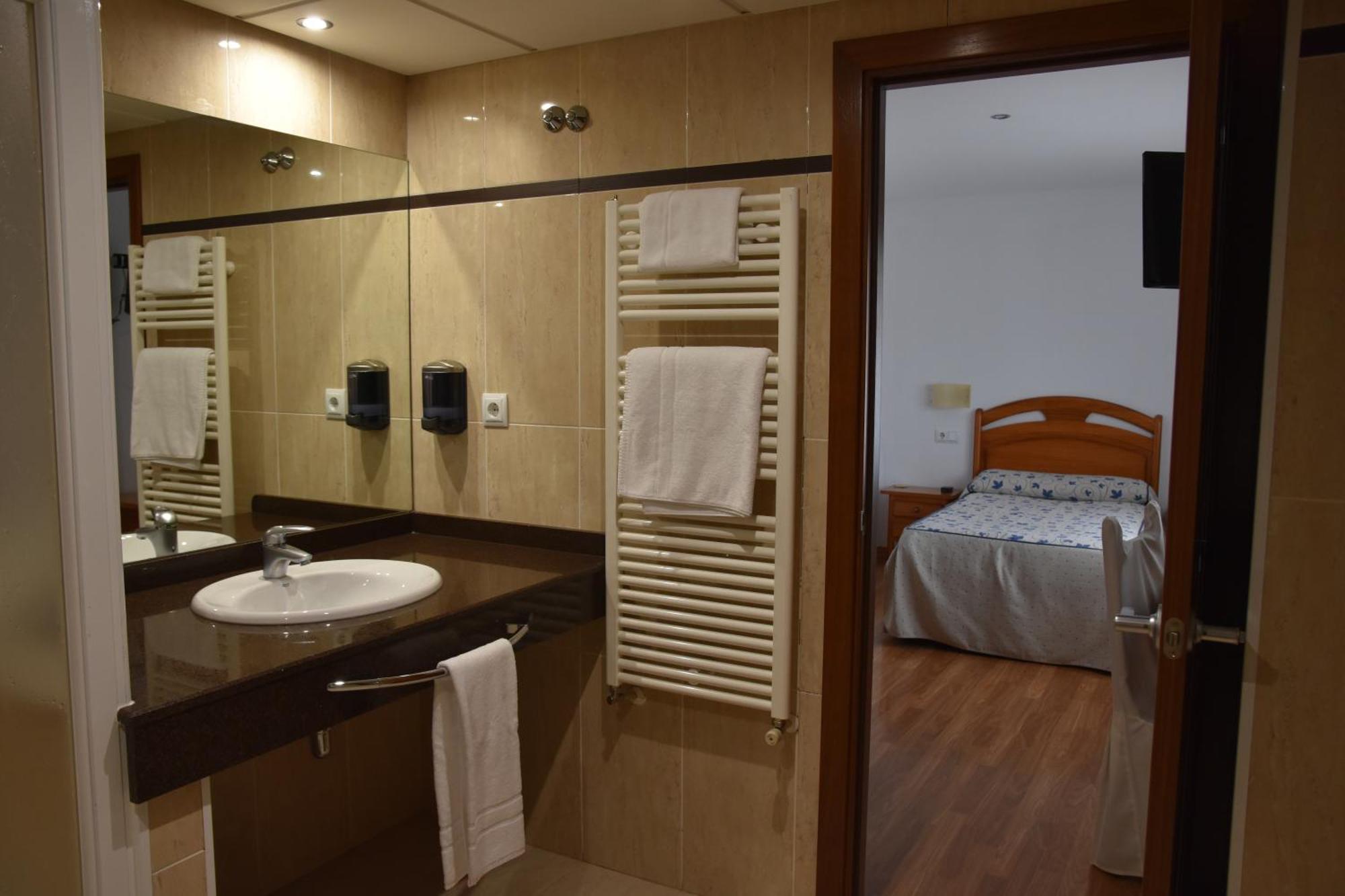 Aparthotel Tres Caminos El Grado Exteriör bild