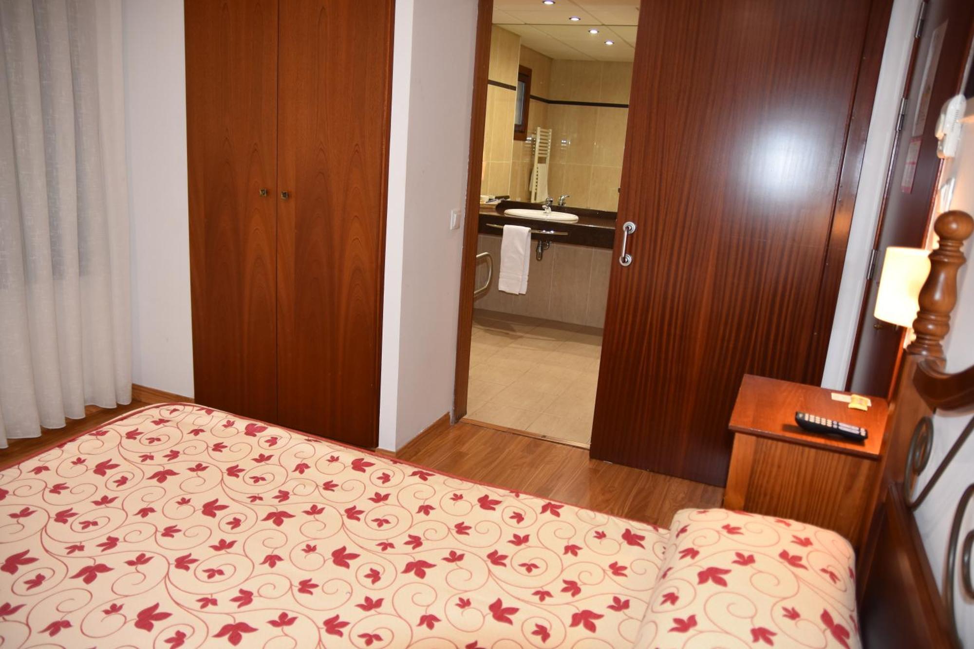 Aparthotel Tres Caminos El Grado Exteriör bild