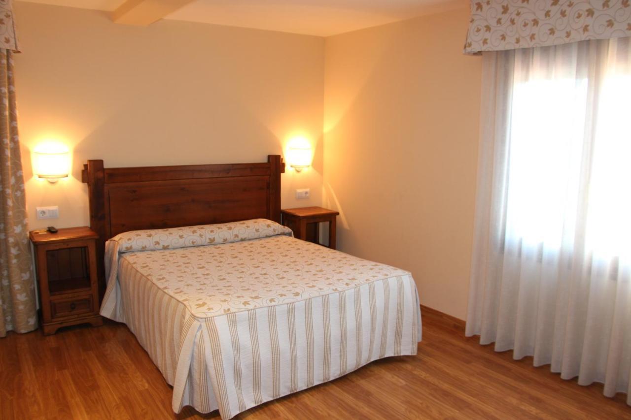 Aparthotel Tres Caminos El Grado Exteriör bild